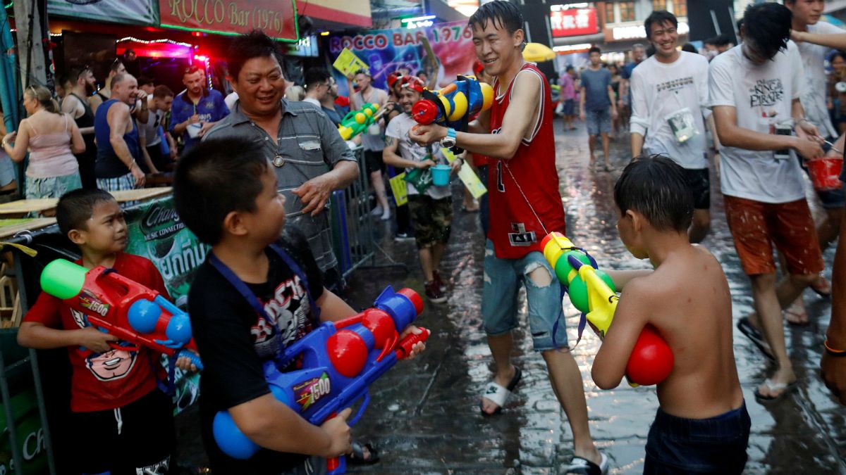 سال نو بوداییان در تایلند؛ آب‌بازی در خیابان‌های بانکوک