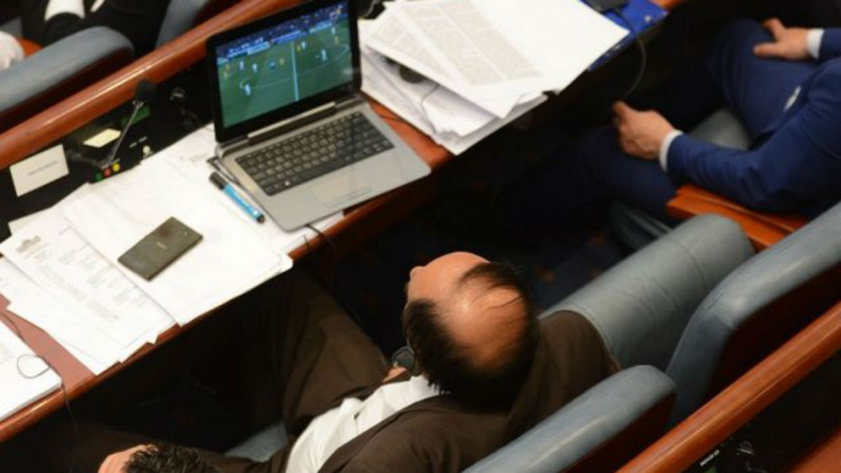 بالصور: نواب يشاهدون مباراة لكرة القدم أثناء تصويت البرلمان على حجب الثقة عن الحكومة