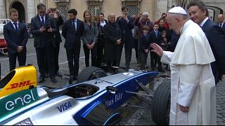 Papa formula E yarış arabasını kutsadı