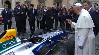 Papa formula E yarış arabasını kutsadı