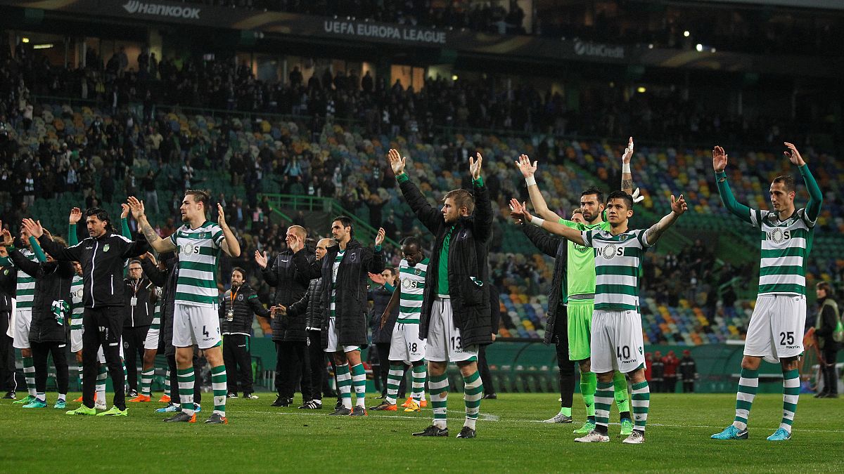 Jogadores do Sporting agradecem aos adeptos após eliminação da Liga Europa
