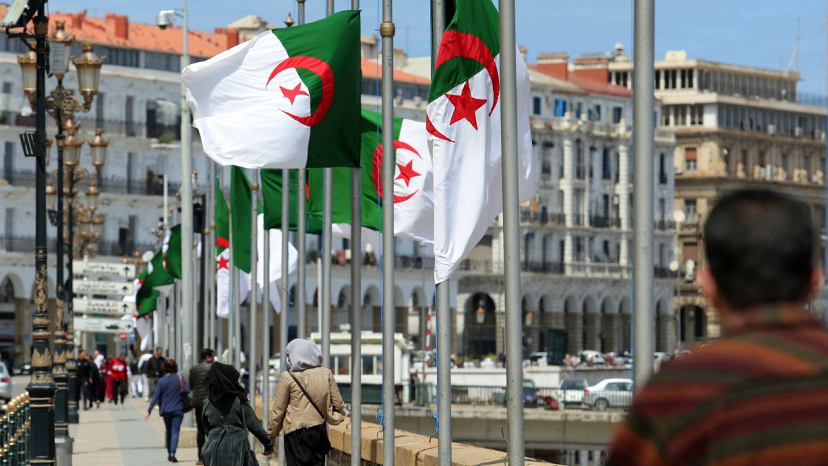 الجزائر تبكي ضحاياها في حداد عام