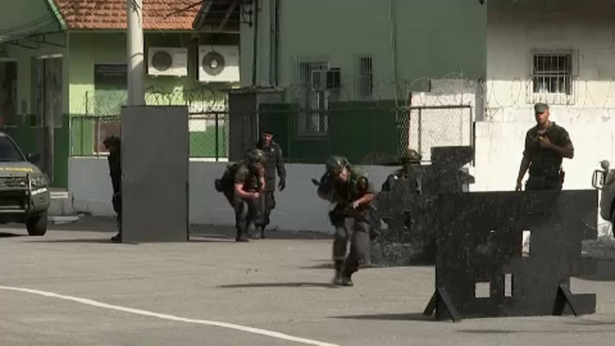 Katonai képzés a riói rendőröknek