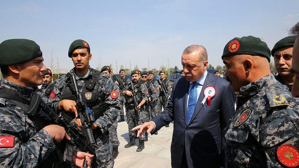 أمر باعتقال 70 ضابطاً تركياً للاشتباه بصلتهم بجماعة غولن