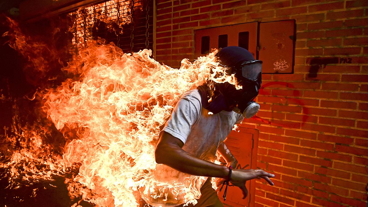 Η ιστορία πίσω από την φωτογραφία της χρονιάς: Φλεγόμενος άντρας σε διαδήλωση κατά Μαδούρο
