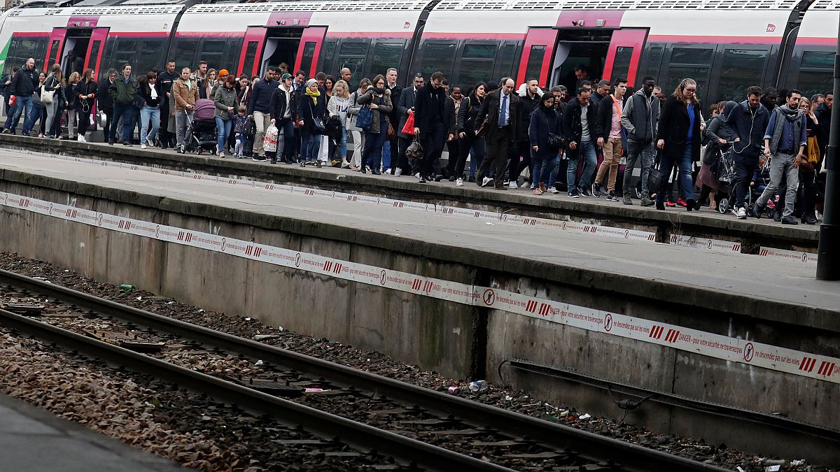 SNCF : moins de grévistes mais les vacanciers arrivent