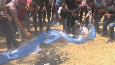 إحراق علم إسرائيلي في خان يونس