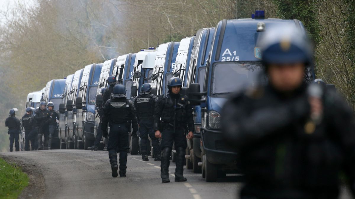بالفيديو: اشتباكات بين الشرطة الفرنسية ومحتجين احتلوا أرضية مشروع مطار