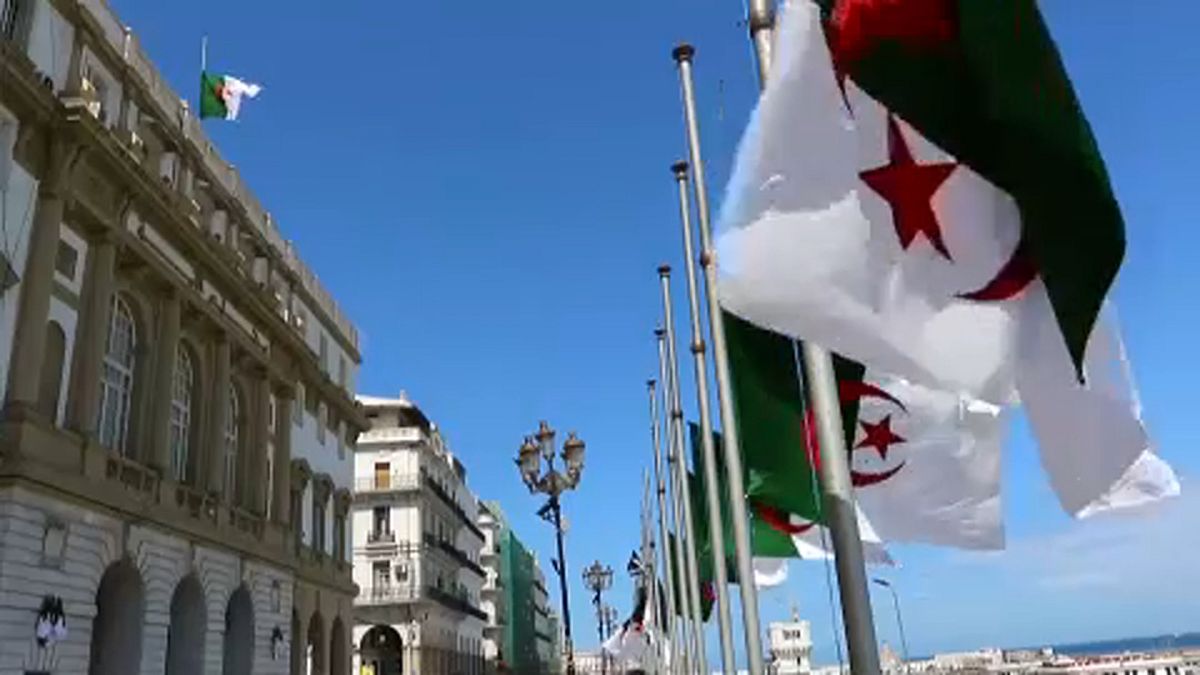 Az ország legsúlyosabb légikatasztrófájának áldozatait gyászolja Algéria