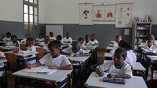 Professores angolanos terminam greve às aulas após acordo com o Governo