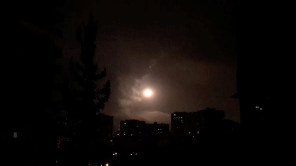 التلفزيون السوري: الدفاعات الجوية السورية تسقط 13 صاروخا بمنطقة الكسوة في ريف دمشق