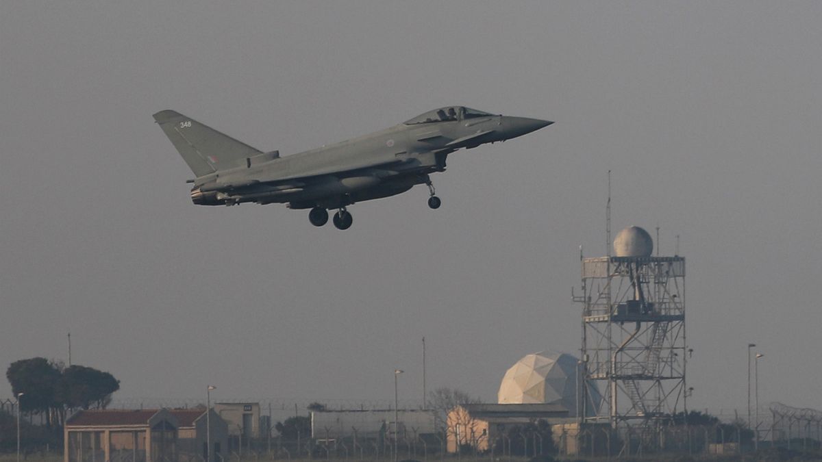 جنگنده فرانسوی در حال پرواز برای حمله نظامی هوایی به سوریه
