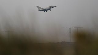 طائرة مقاتلة تستعد للهبوط على أكروتيري في قبرص