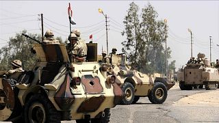 مقتل 8 عسكريين مصريين و15 متشدداً في هجوم  على معسكر في سيناء