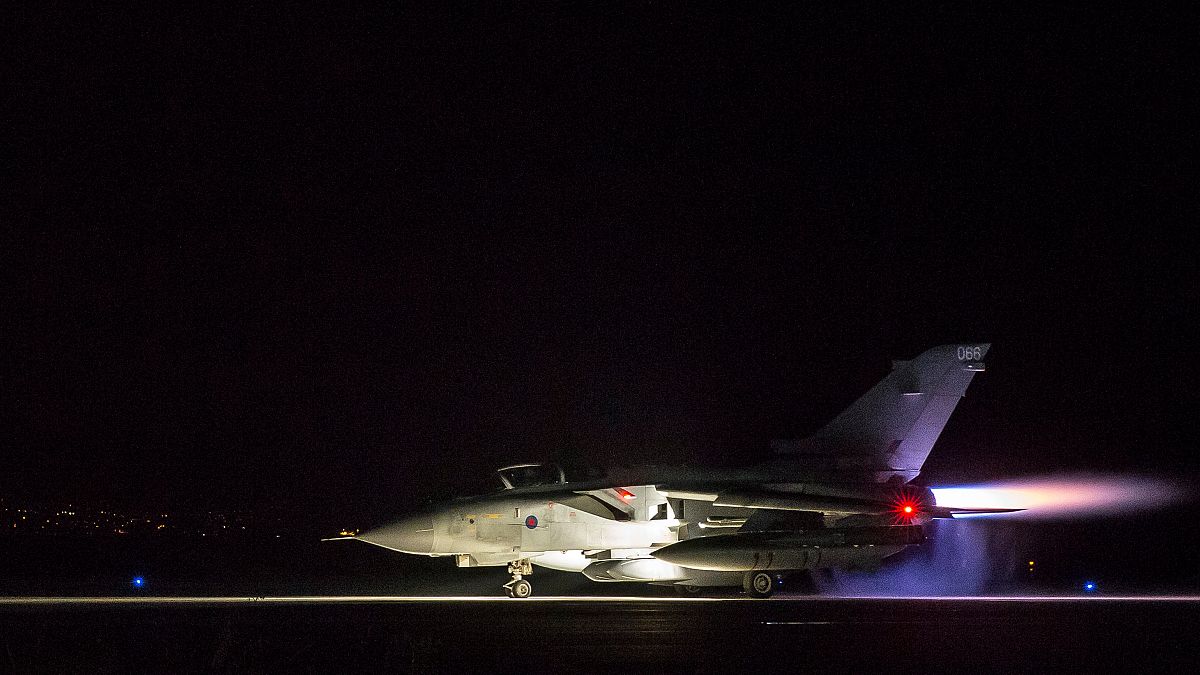 Подготовка британских истребителей к авиаудару по Сирии