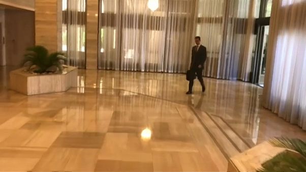 De mala na mão, o presidente sírio entrou tranquilamente no escritório De mala na mão, o presidente sírio entrou tranquilamente no escritório