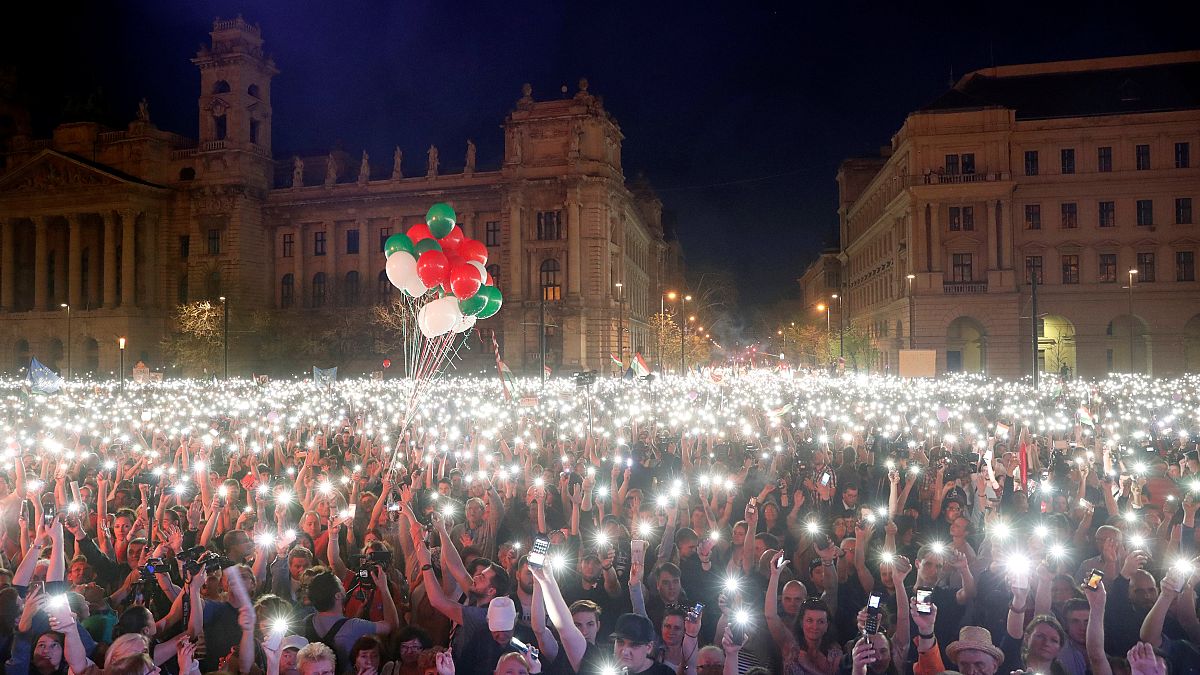 Ουγγαρία: Ογκώδης διαδήλωση κατά του Βίκτορ Όρμπαν
