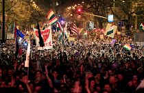 جوانان مخالف ویکتور اوربان در خیابان‌های بوداپست؛ «او نخست وزیر ما نیست»