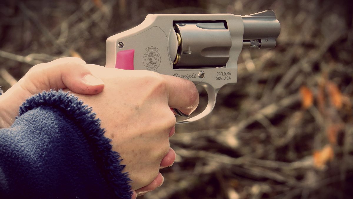 عکس‌های همراه با اسلحه دختران حامی ترامپ به بهانه دفاع در برابر آزار جنسی