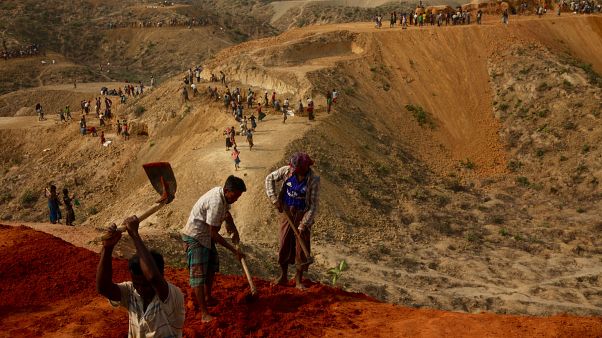 Arakanlı bir aile Myanmar'daki yurduna geri döndü Arakanlı bir aile Myanmar'daki yurduna geri döndü