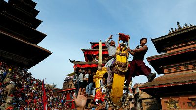 Ein Wagen mit Menschen beim Fest Bisket Jatra in Nepal