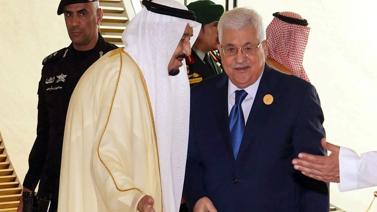  عباس يدعو "قمة القدس" إلى تبني خطته للسلام والسعودية تقدم 200 مليون دولار للفلسطينيين