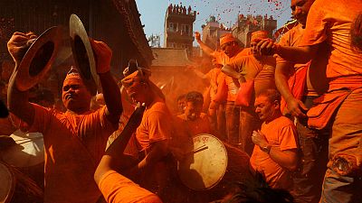 نپال: رقصیدن در میان پودر نارنجی در جشنواره  «سیندور جاترا»