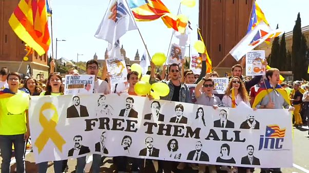 Barcellona in piazza per chiedere il rilascio dei leader indipendentisti Barcellona in piazza per chiedere il rilascio dei leader indipendentisti