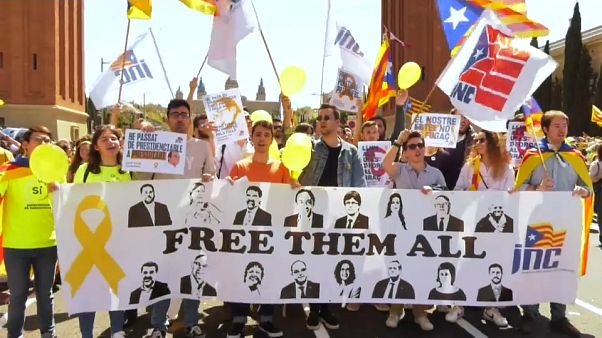 315 mil exigem em Barcelona liberdade para os independentistas catalães detidos 315 mil exigem em Barcelona liberdade para os independentistas catalães detidos