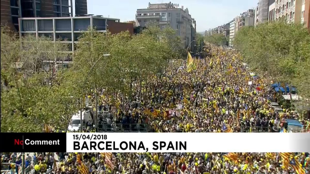 Ruas de Barcelona cheias pela libertação de líderes catalães
