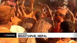 Nepal: Festival Sindoor Jatra deixa toda a gente "avermelhada"