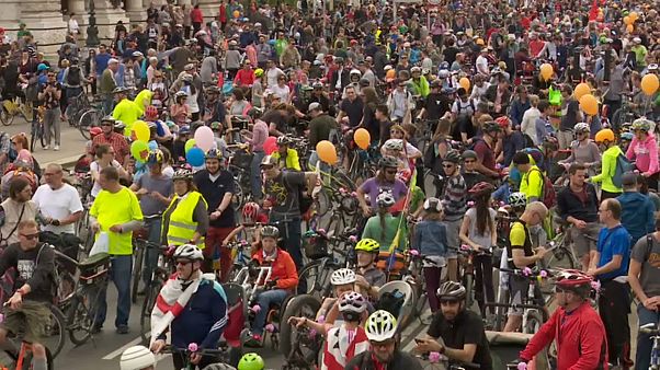Vienna, migliaia di ciclisti per il raduno annuale Vienna, migliaia di ciclisti per il raduno annuale