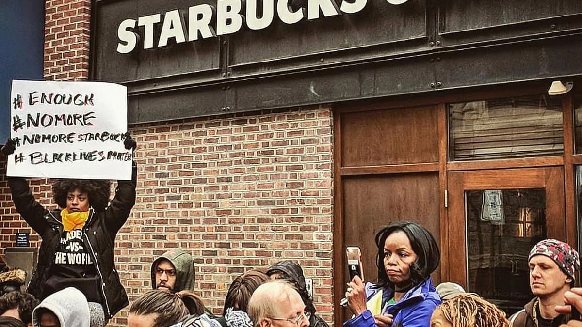 Starbucks apologises amid 'racial profiling' row