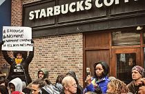 Acusações de racismo motivam boicote a Starbucks em Filadélfia