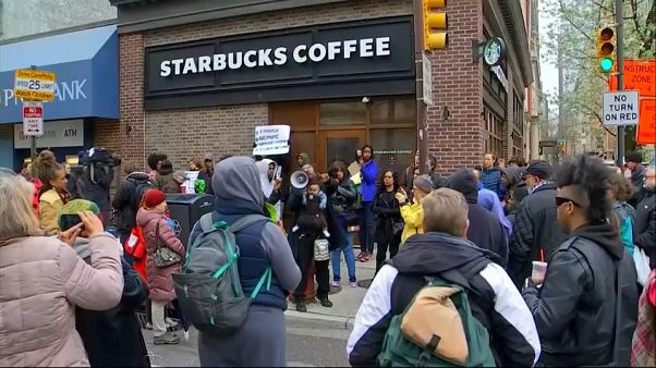 İki siyahinin gözaltına alınması olayında Starbucks özür diledi İki siyahinin gözaltına alınması olayında Starbucks özür diledi