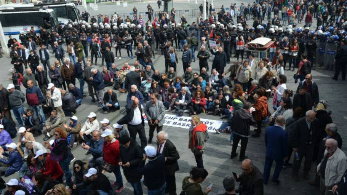 CHP’nin OHAL'e karşı oturma eylemine polis engeli