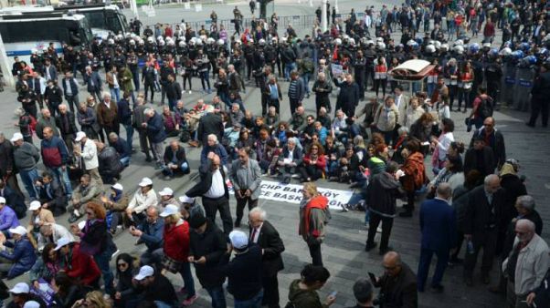 CHP’nin OHAL'e karşı oturma eylemine polis engeli CHP’nin OHAL'e karşı oturma eylemine polis engeli