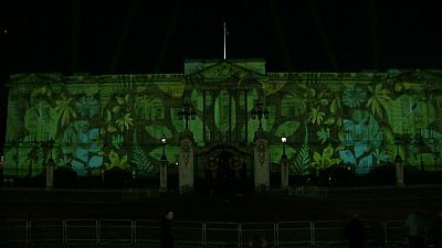 لماذا تحول قصر باكنغهام الى اللون الأخضر؟