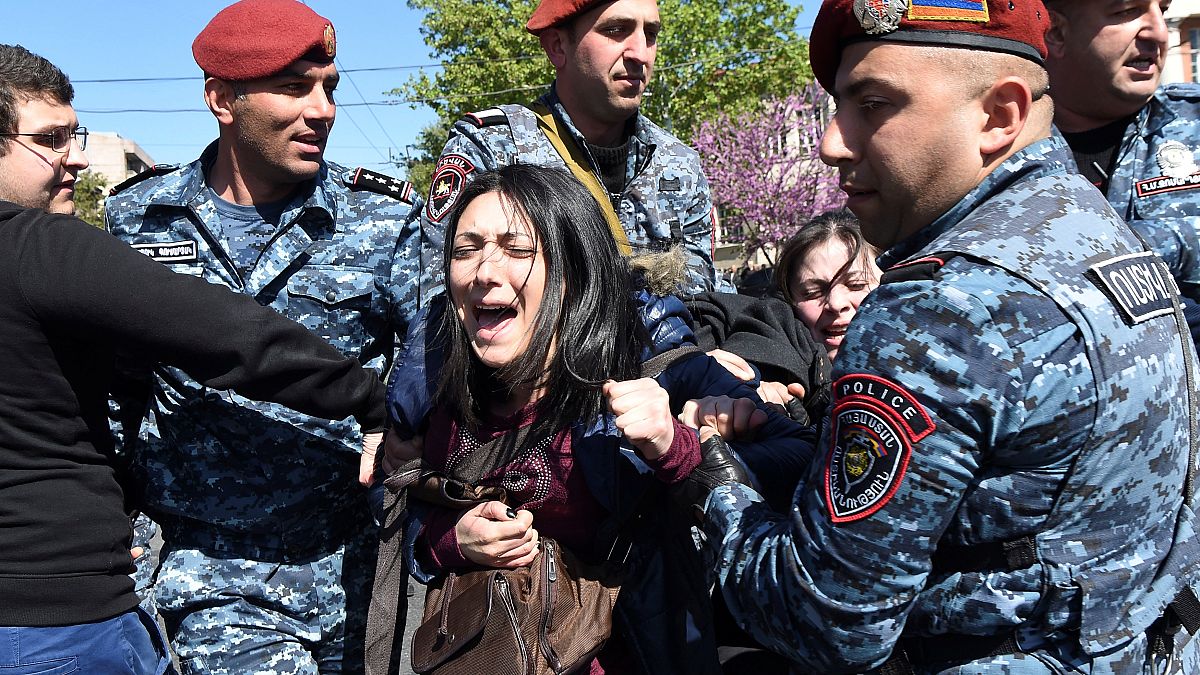 В Ереване митингующие рвутся к парламенту страны