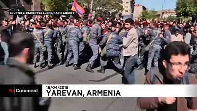 الآلاف يتظاهرون بأرمينيا احتجاجاً على تمسك الرئيس بالسلطة 