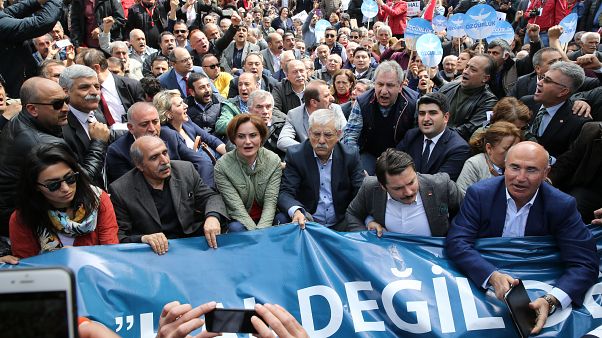 CHP'den OHAL'e karşı oturma eylemi CHP'den OHAL'e karşı oturma eylemi