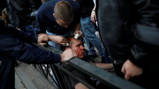 Junge Griechen attackieren Truman-Statue