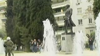 Atene, manifestanti anti-Usa cercano di abbattere la statua di Truman