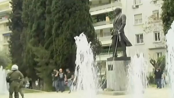 Atene, manifestanti anti-Usa cercano di abbattere la statua di Truman Atene, manifestanti anti-Usa cercano di abbattere la statua di Truman