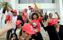 Ativistas a favor de Lula abandonam apartamento de Guarujá