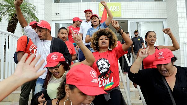 Ativistas a favor de Lula abandonam apartamento de Guarujá Ativistas a favor de Lula abandonam apartamento de Guarujá