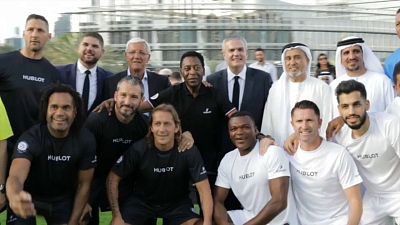 بيليه الأسطورة يشارك قدامي اللاعبين العالميين مباراة خيرية في دبي 