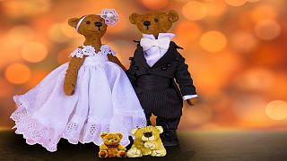 بريطانية تحتفل بزواج دميتيها بالأقصر