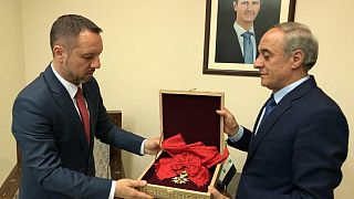 La légion d'honneur d’Assad remise à un représentant de la Roumanie