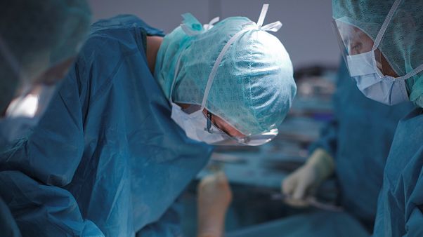 Ärzte bei einer Operation Ärzte bei einer Operation